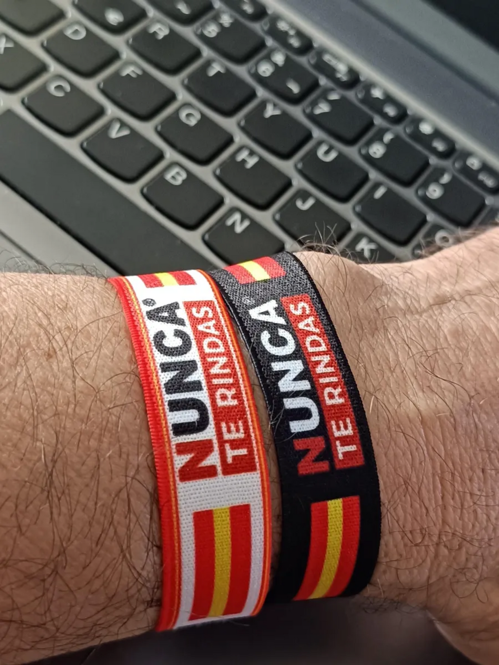 Pack 4 Pulseras NUNCA TE RINDAS® — 2 Negras + 2 Blancas