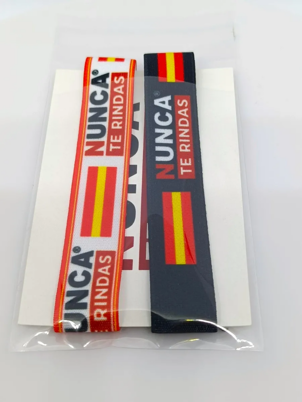 Pack 4 Pulseras NUNCA TE RINDAS® — 2 Negras + 2 Blancas