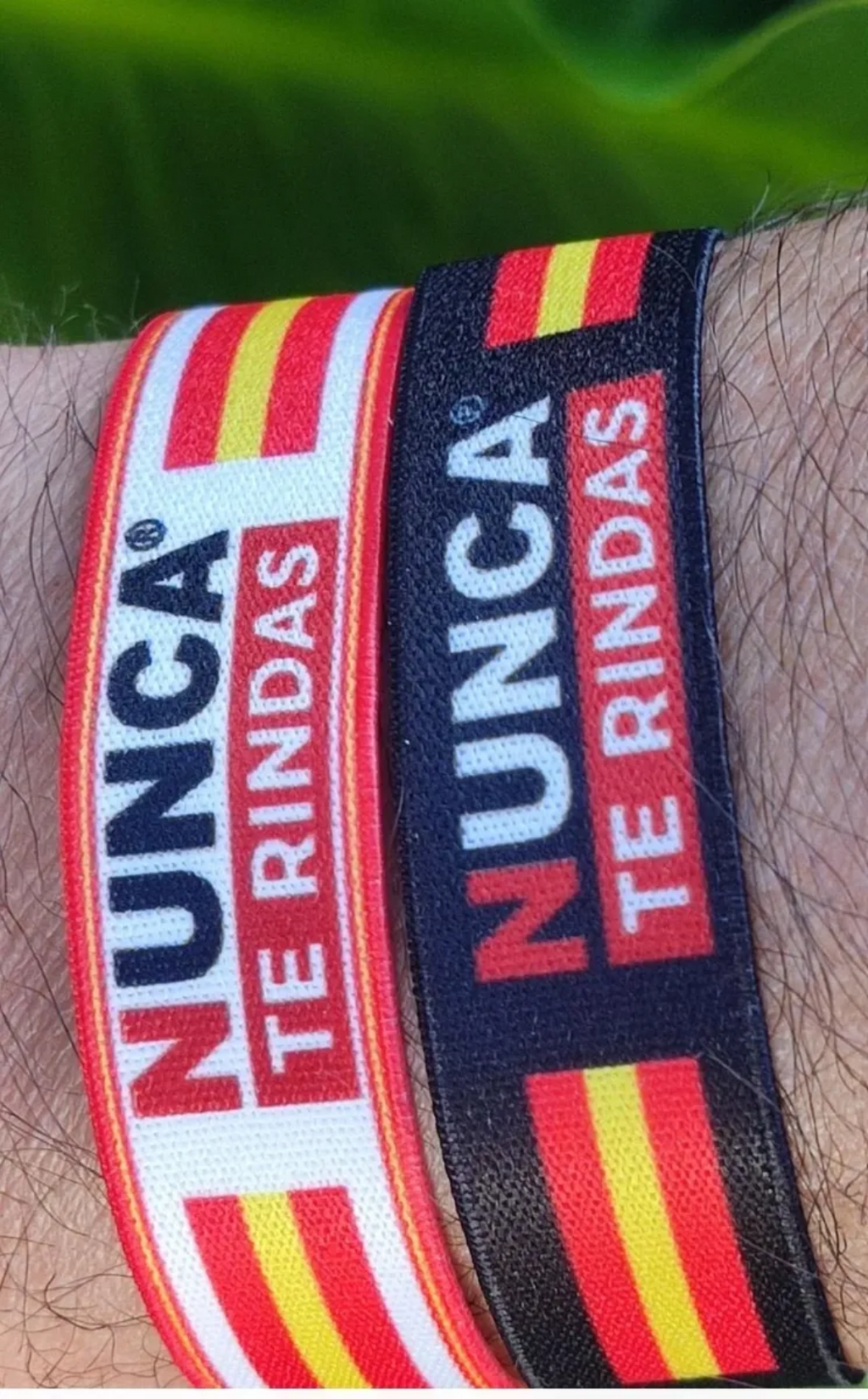 Pack 4 Pulseras NUNCA TE RINDAS® — 2 Negras + 2 Blancas